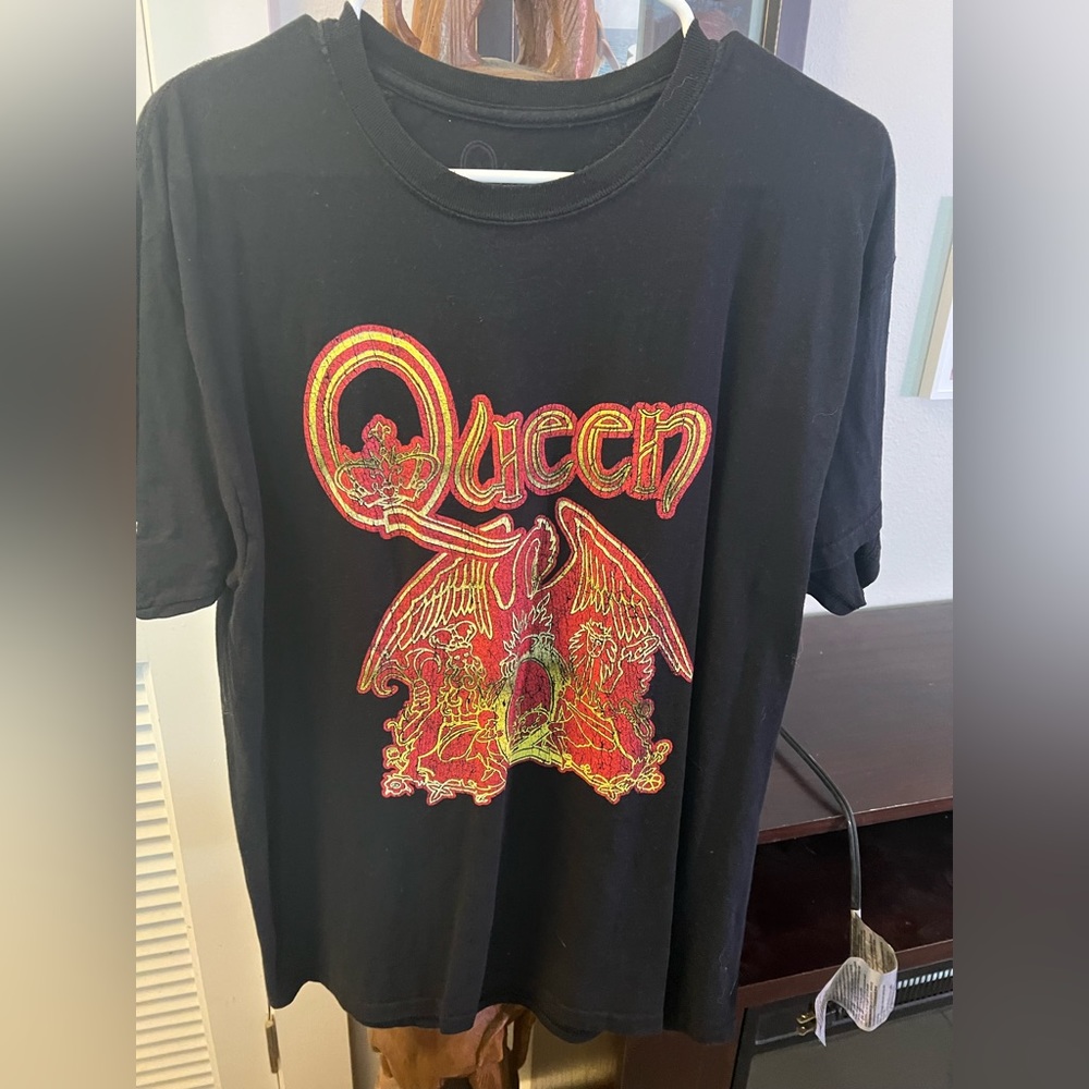 Men’s graphic T-shirt, size large